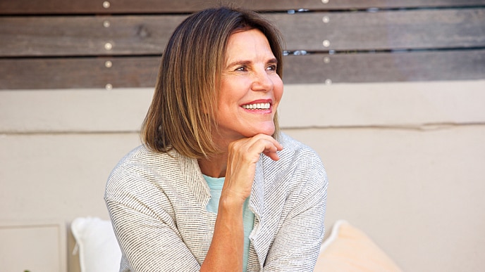 femme plus âgée avec des dents blanches et saines souriantes