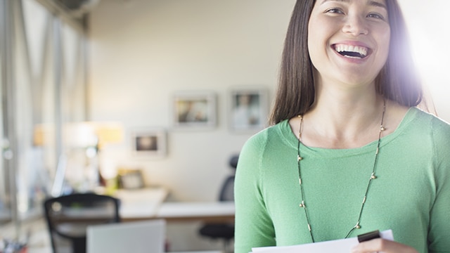 Une fille regardant la caméra et souriant