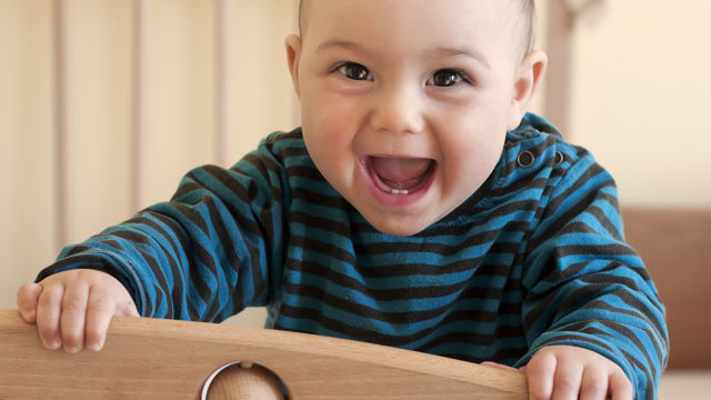 Un bébé regardant la caméra et souriant