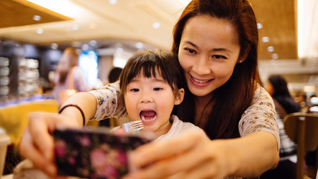 Une mère et sa fille prennent un selfie