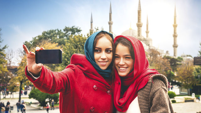 Deux filles en train de prendre une photo