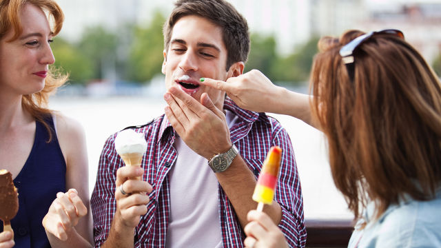 amis prenant une glace
