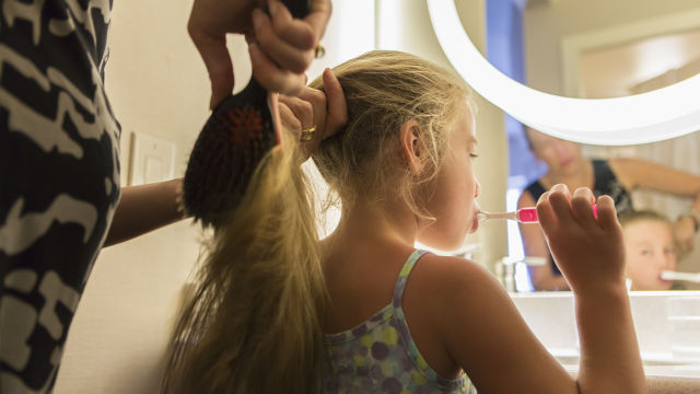 meisje dat haar tanden poetst