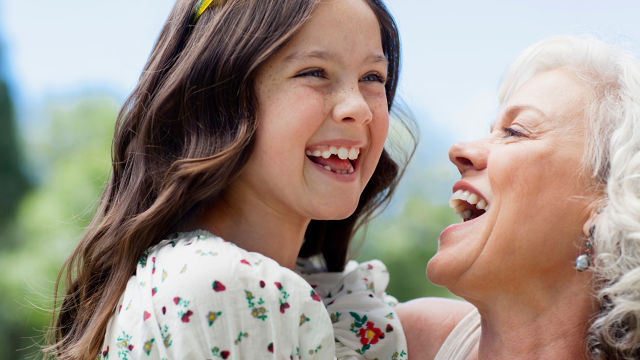 grootmoeder en kleindochter glimlachend