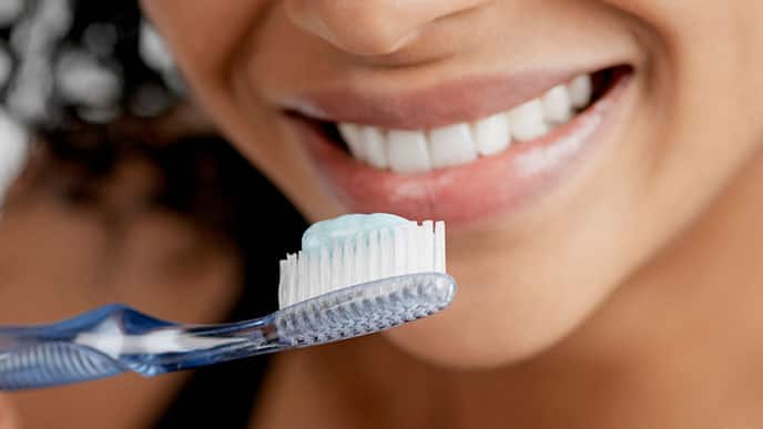 Une femme se brosse les dents