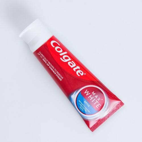 Colgate Max White Optic tandpasta tube